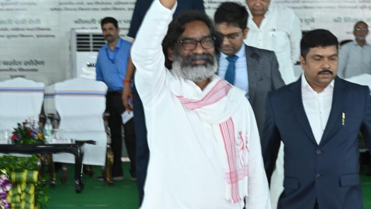 हेमंत सोरेन हर घर में पहुंचाएंगे एक-एक लाख रुपये, दुमका में की घोषणा