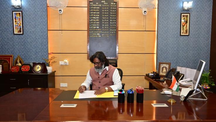 पहली ही कैबिनेट में हेमंत ने केंद्र पर तरेरी आंखें, 1.36 लाख करोड़ की वसूली के लिए होगी कानूनी कार्रवाई