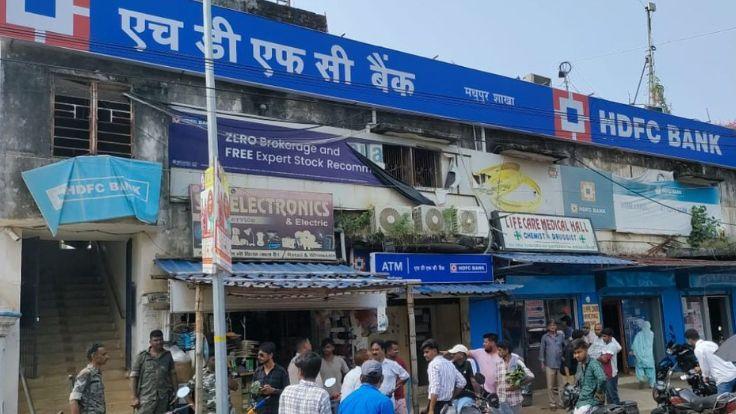 मधुपुर HDFC बैंक में करोड़ों की डकैती... हेलमेट और बुर्का पहनकर आए लुटेरों ने पूरा लॉकर कर दिया साफ, ग्राहकों-कैंबकर्मियों को पीटा