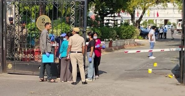 Breaking: दिल्ली विधानसभा में बड़ी सुरक्षा चूक: बैरियर तोड़कर घुसी कार, ड्राइवर फरार