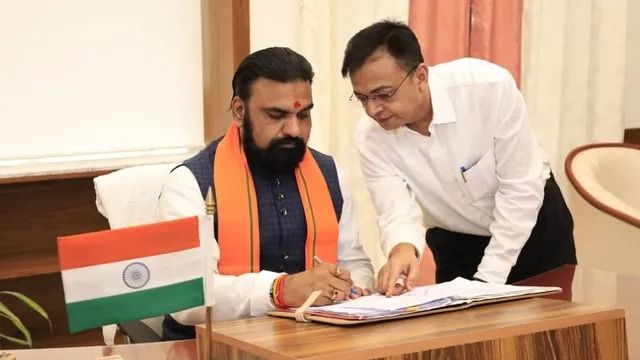 सम्राट चौधरी ने पदभार संभाला: सचिवालय में नीतीश का नामप्लेट हटा, कहा- "बिहार में मोदी-नीतीश मॉडल ही चलेगा"