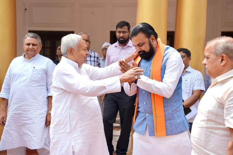 सम्राट चौधरी से मिलने पहुंचे नीतीश कुमार, 20 मिनट की मुलाकात ने तेज की बिहार की सियासी चर्चाएं