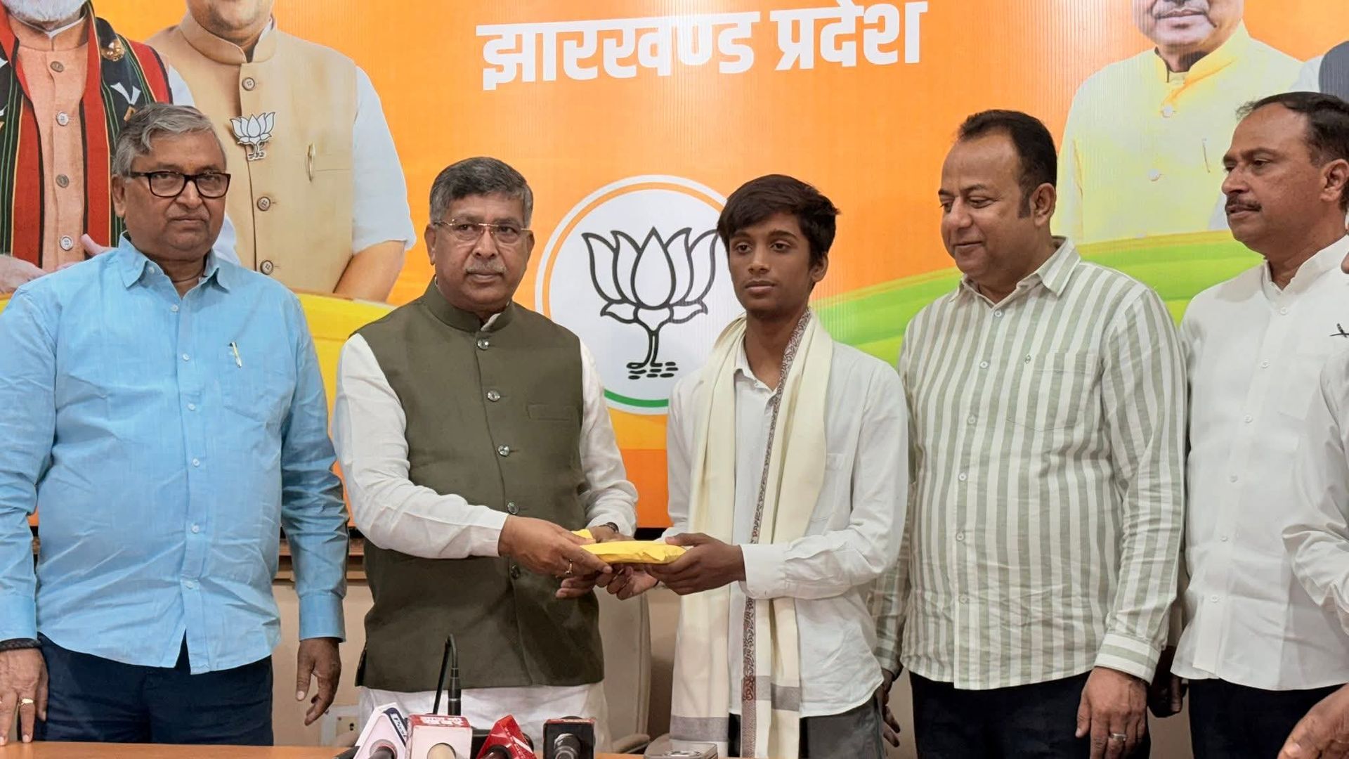 मैट्रिक टॉपर सन्नी कुमार वर्मा को बीजेपी प्रदेश अध्यक्ष ने किया सम्मानित, एक लाख की प्रोत्साहन राशि प्रदान