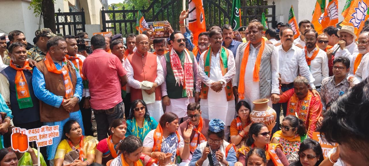 Ranchi News: पानी-बिजली संकट पर बीजेपी का घड़ा फोड़ प्रदर्शन, सरकार के खिलाफ जमकर नारेबाजी