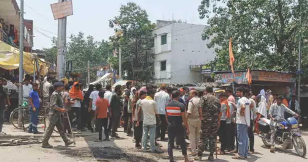 पलामू में इंसानियत शर्मसार: 68 साल के बुजुर्ग पर मासूम से दुष्कर्म का आरोप, ग्रामीणों ने पकड़कर पुलिस को सौंपा