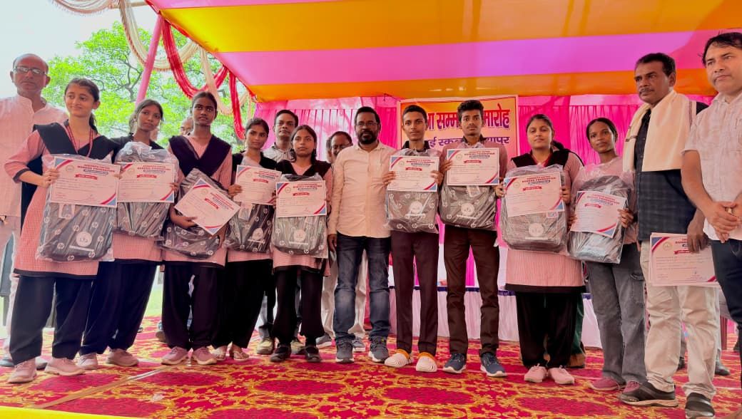 प्रतिभा सम्मान समारोह में मेधावी छात्रों का हुआ सम्मान, फाउंडेशन ने मुफ्त कोचिंग और शैक्षणिक सहयोग की घोषणा