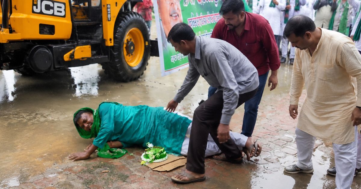 लालू के जन्मदिन पर JCB से गिरे नेताजी, फिर सड़क पर लोटपोट होकर काटा केक; VIDEO वायरल