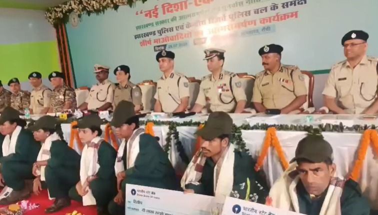 Video: 425 केस, 39 लाख का इनाम और 16 माओवादी… आईईडी ब्लास्ट और मुठभेड़ों के मुख्य चेहरों का ऐसे हुआ सरेंडर