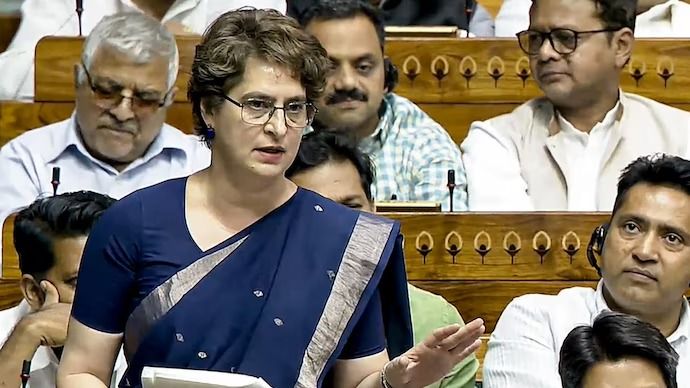 "कैमरे के एंगल से नहीं चलेगा काम, प्रधानमंत्री को दिल बदलना होगा", लोकसभा में बोलीं प्रियंका गांधी 