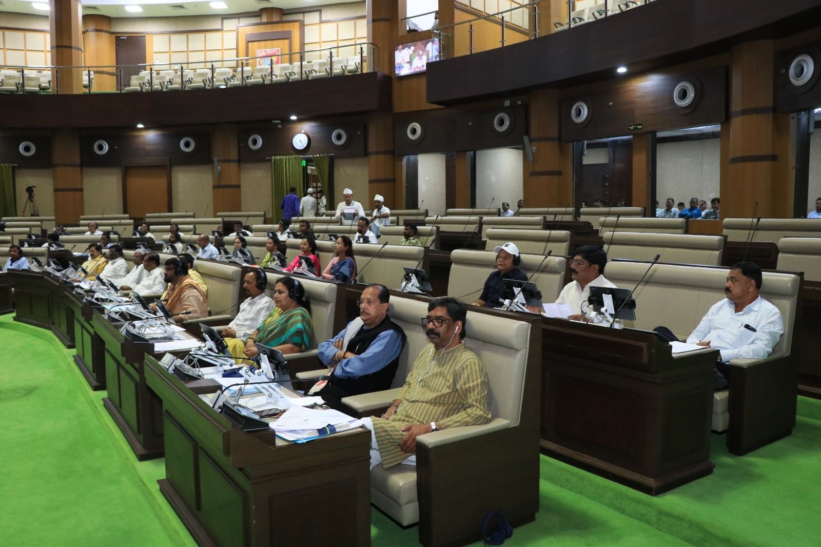 JPSC पर बड़ा फैसला, लेकिन सदन में सवाल अधूरे! हंगामे में एक दिन पहले विधानसभा बंद, क्या टल गई सरकार की असली परीक्षा?
