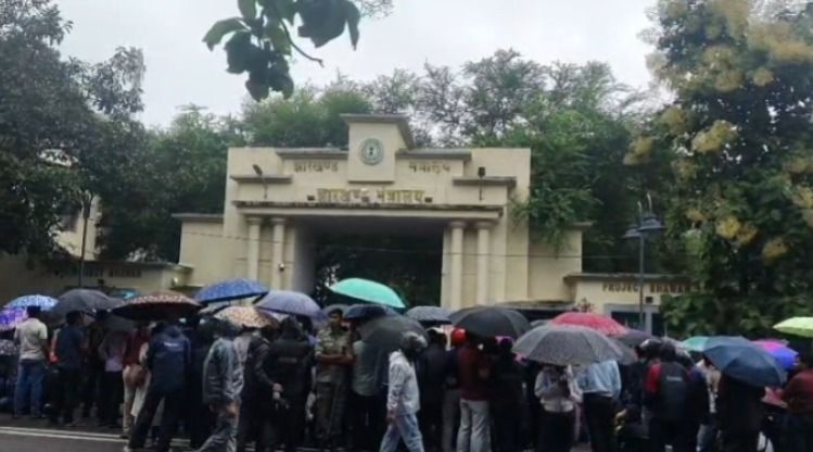Video: प्रोजेक्ट भवन के बाहर JSSC-CGL सफल अभ्यर्थियों का धरना जारी, बारिश और रात में भी डटे; बोले- न्याय तक नहीं हटेंगे