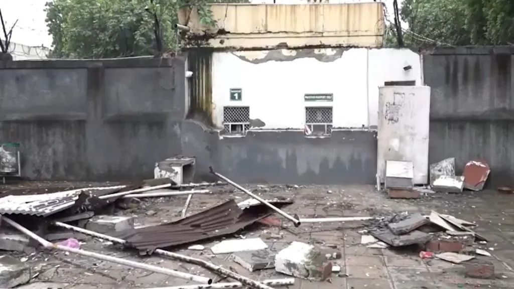 पाकिस्तान हाई कमीशन के बाहर दिल्ली में चला JCB, टूटे बैरिकेड और बाहरी ढांचे; तीन दिन बाद भारत का जवाब
