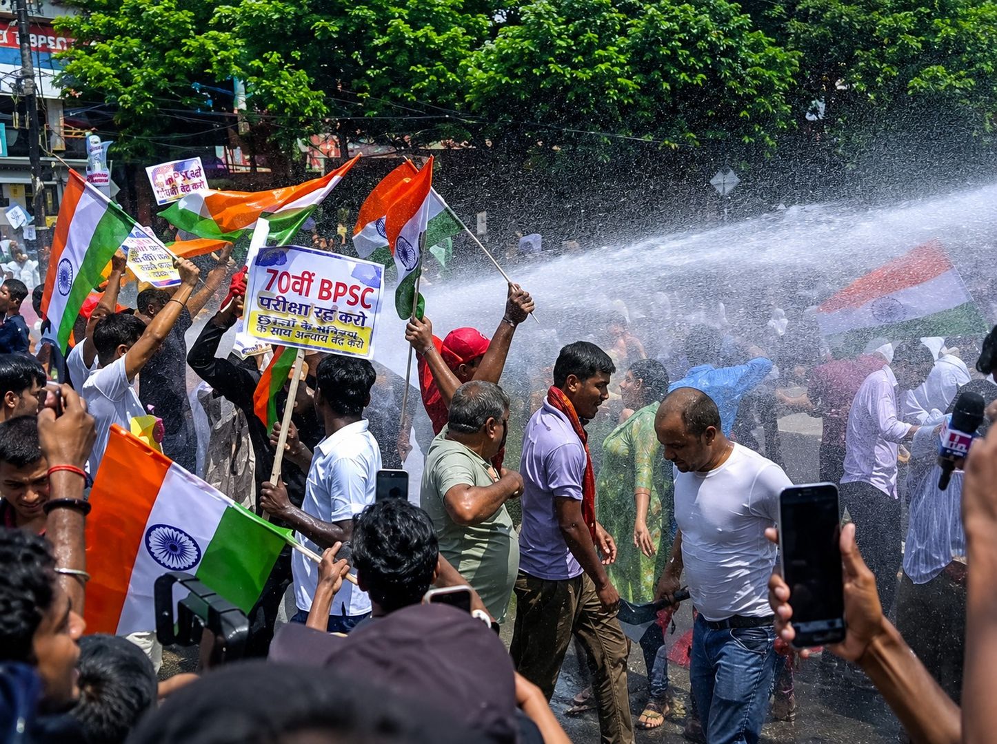 पटना में छात्रों का हंगामा: वाटर कैनन के सामने शैंपू लगाकर किया ‘रेन डांस’, बैरिकेडिंग टूटी तो लाठीचार्ज; छात्रा बेहोश, महिला पुलिसकर्मी भी घायल