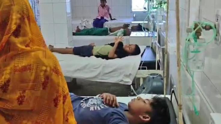 चंदवा में स्कूली बच्चों पर मुधमुक्खियों का अटैक, 20 बच्चे और दो टीचर घायल