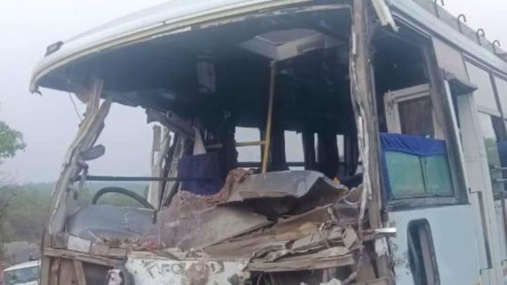 चरही घाटी में कंटेनर और यात्री बस में भीषण टक्कर, दोनों गाड़ियों के ड्राइवर की मौत, दर्जनों यात्री घायल