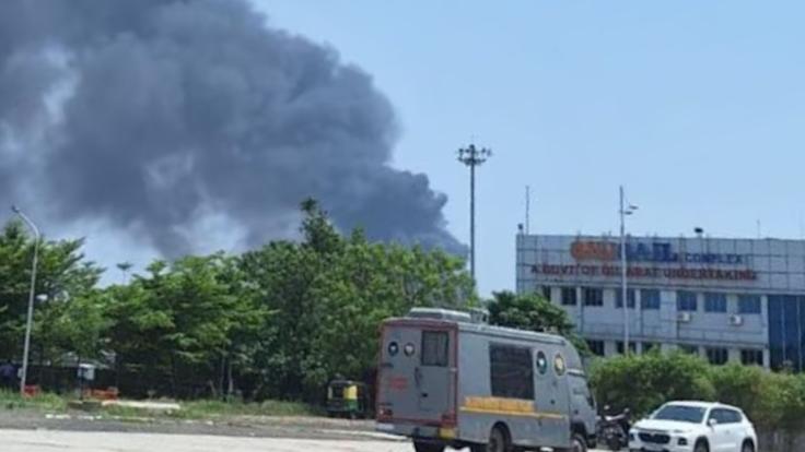 अहमदाबाद एयरपोर्ट के पास Air India का विमान क्रैश, 238 यात्री थे सवार